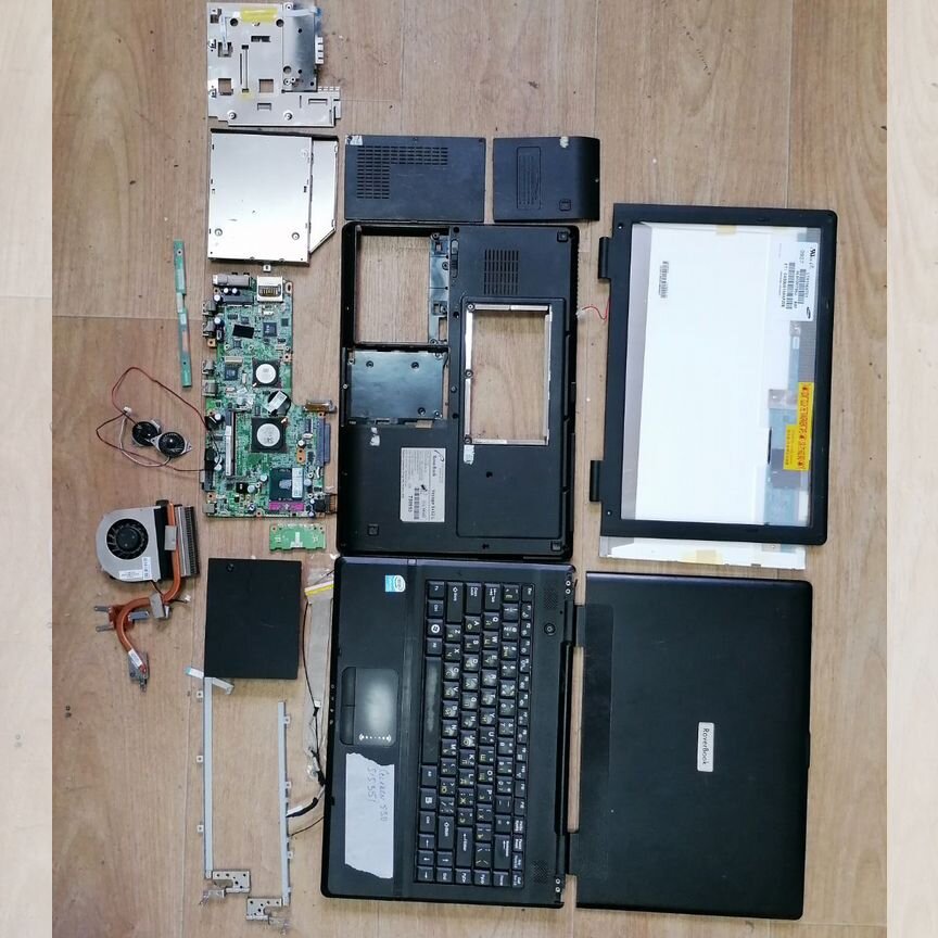 Roverbook Voyager E412L