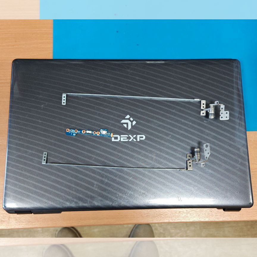 Корпус с петлями Dexp W670